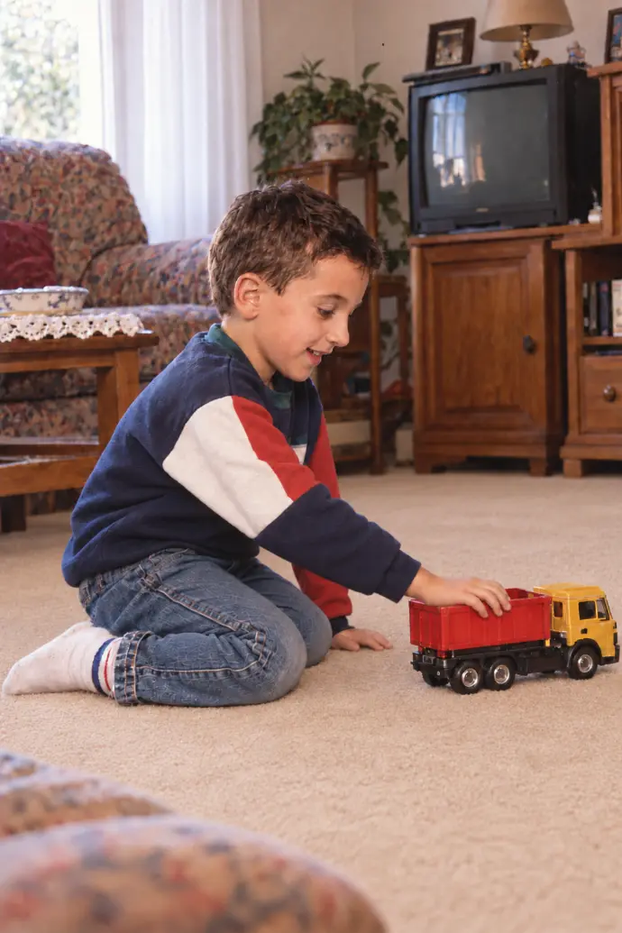Petit garçon jouant avec son camion